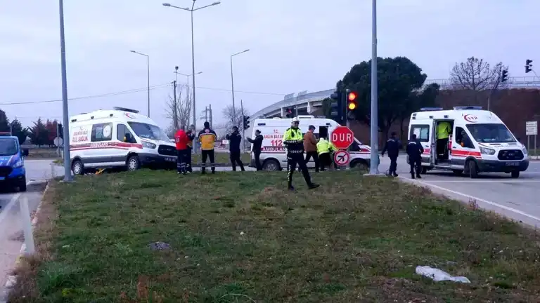Edirne'de Ambulans-Otomobil Kazası: 2 Yaralı
