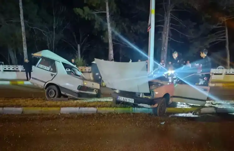Edirne'de Korkunç Kaza: Otomobil Parçalandı, İki Yaralı