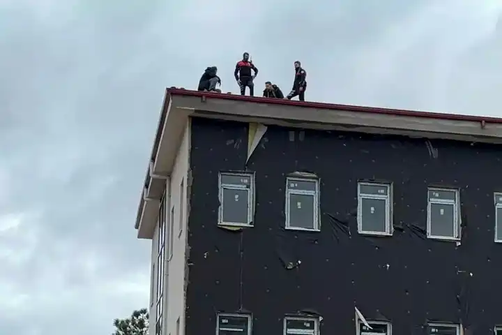 Edirne'de İşçi Maaşını Alamayınca Çatıya Çıktı!