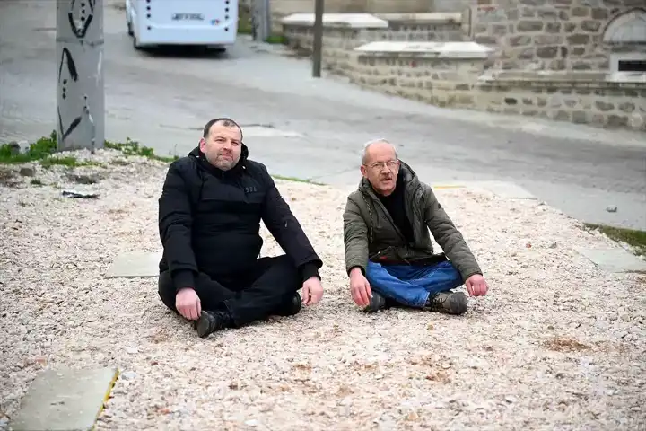 Edirne Muhtarı Hizmet Binası İçin Oturma Eylemi Yaptı